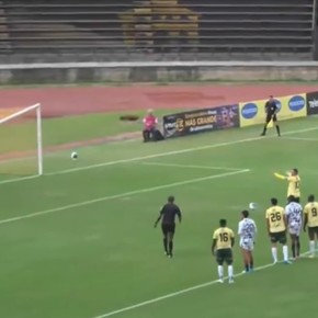 Insólito momento en el fútbol colombiano: iban a patear un penal y se cayó el travesaño en la cabeza del arquero
