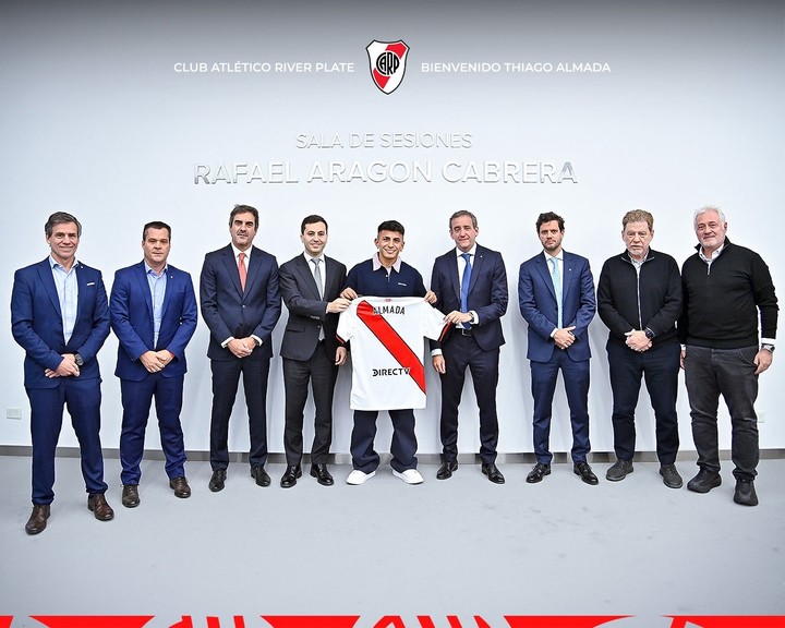 Thiago Almada en la firma de su contrato, con la cúpula dirigencial de River (Foto: Prensa River).
