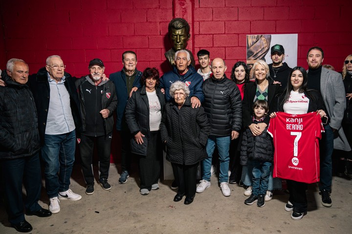 Pavoni, Santoro, Pancho Sa y Bochini, en la inauguración del busto de Bernao. (Foto: Prensa Independiente)