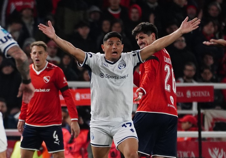 Maxi Salas ante Independiente. Foto: Marcelo Carroll.