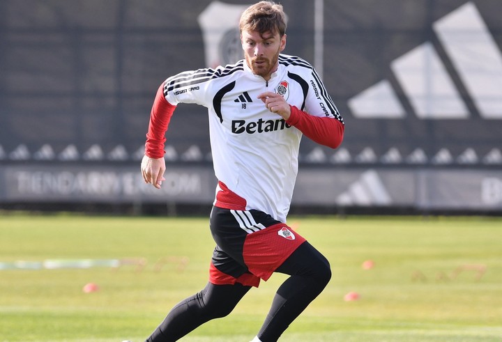Lucas Beltrán en acción en el ensayo ante All Boys (Prensa River).