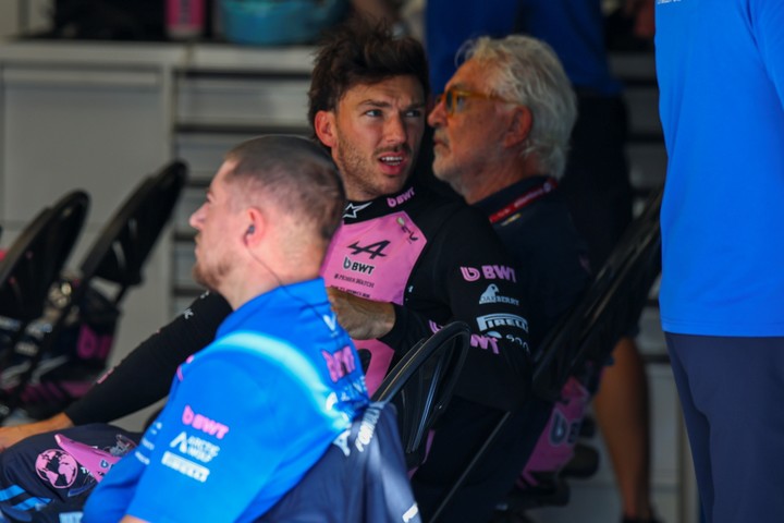 Gasly, con Briatore antes del relanzamiento (EFE).
