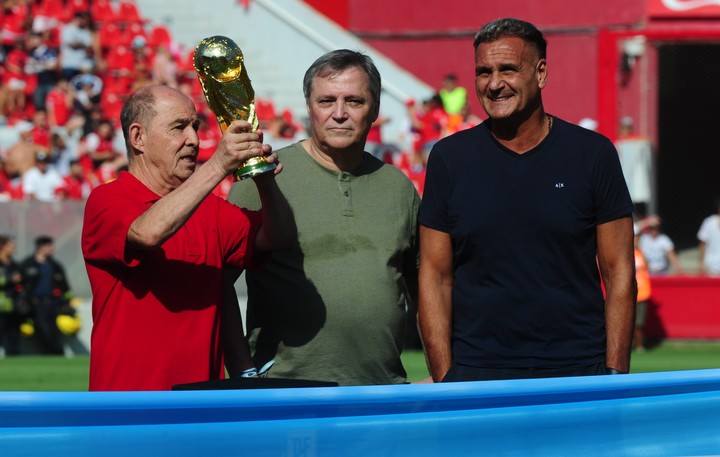 Bertoni junto a Bochini e Islas, quien podría ser parte de una agrupación opositora, en Independiente.