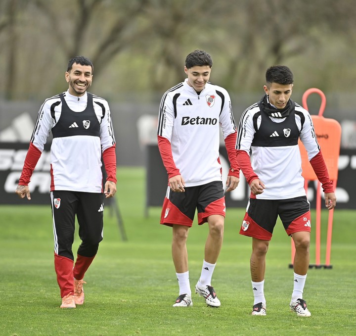 Correa, Andrada y Almada, a pura sonrisa: todos titulares. Prensa River.