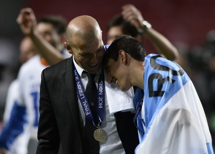 Di María campeón de la Champions League 2014: junto a Zidane, que era asistente de Ancelotti.