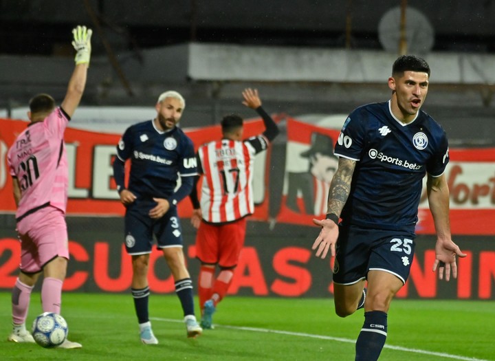 Independiente Rivadavia festeja en el estadio de Barracas (Fotobaires).