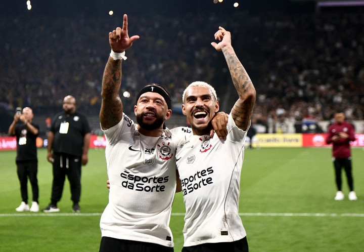 Depay y Breno Bidon (REUTERS).