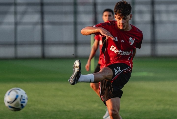 Juan Cruz Meza en el Camp. Prensa River.