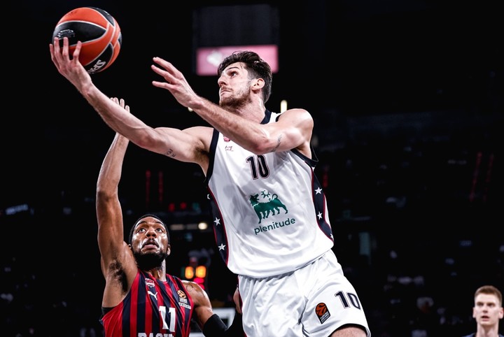 Leandro Bolmaro con los colores del Olimpia Milano.