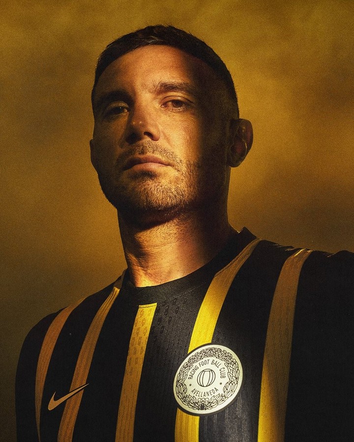 Maravilla con la nueva camiseta de Racing (Foto: Prensa Racing).