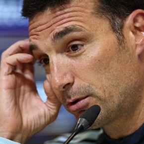 Scaloni, en conferencia: "La decisión de continuar y llegar a un acuerdo está" y "nadie llevará la 10 de Messi todavía"
