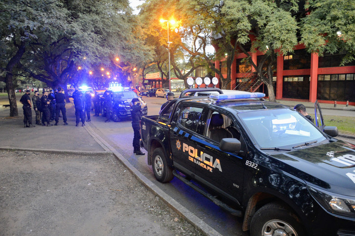 El operativo de seguridad se prepara para el banderado. (Foto: Juan José García)