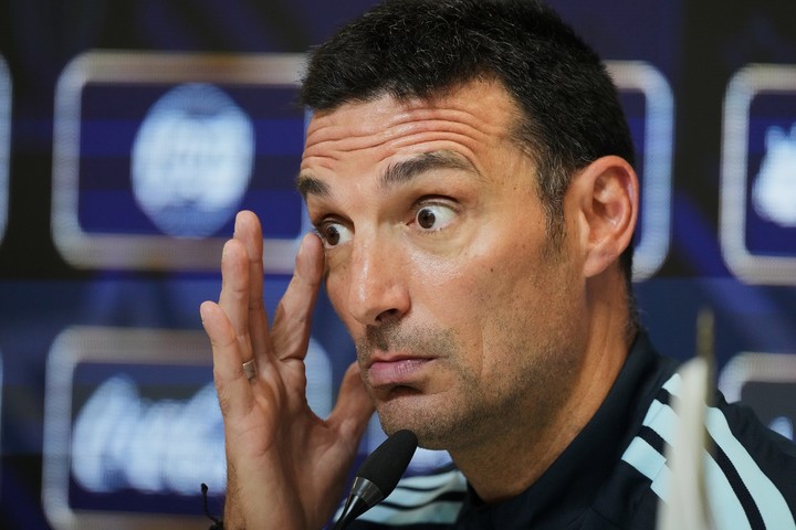 Lionel Scaloni y un desafío de cara a la renovación sin Messi. (AP)