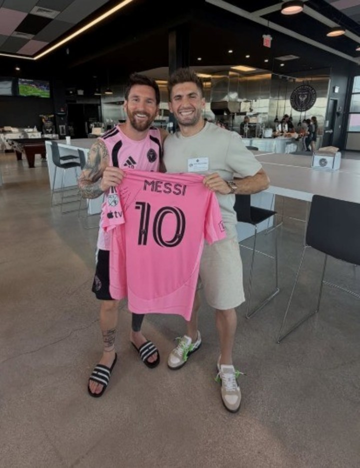 Kevin Benavides junto a Lionel Messi, en el predio de Inter Miami, a fines de agosto de 2026.