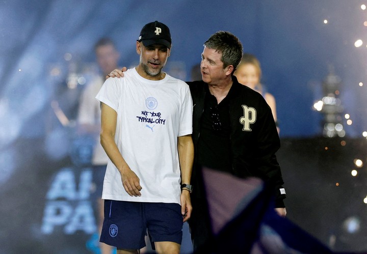 Pep Guardiola y Noel Gallagher. (Foto: Reuters)