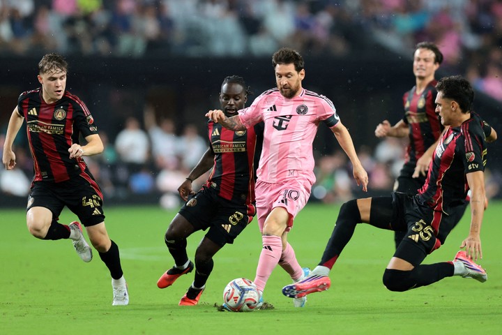 Messi y otra función en Inter (AP).