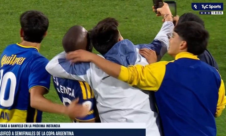 Los hinchas entraron y se sacaron selfies con Valencia.