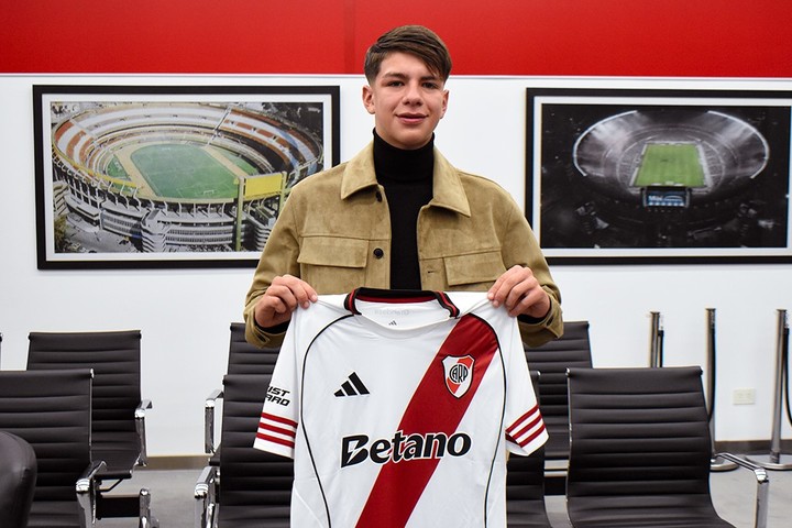 Bautista Giménez, en la firma de su contrato (Prensa River).