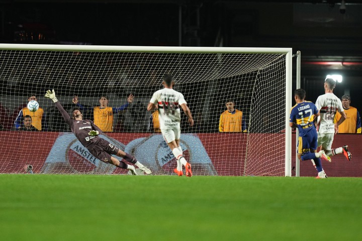 La definición de Lozano ante San Pablo, en el Morumbí, por la Copa Sudamericana. (AP)