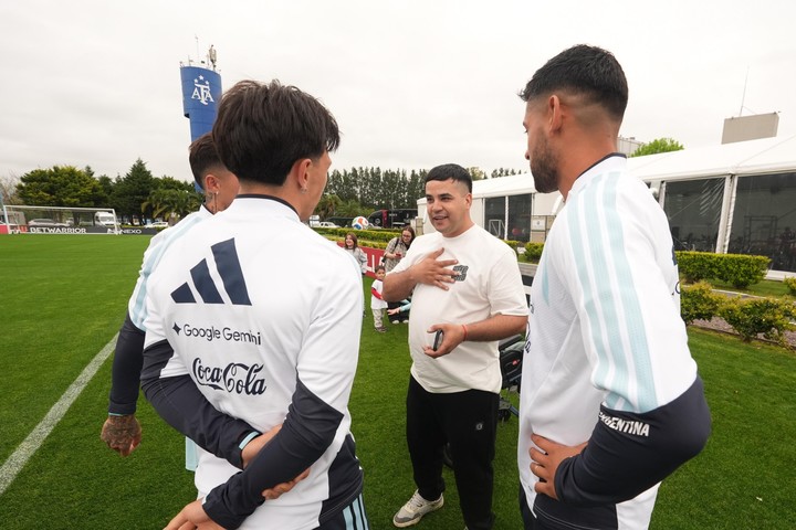 La visita de Benja al predio de Ezeiza movilizó a toda la Selección Argentina (Prensa AFA).