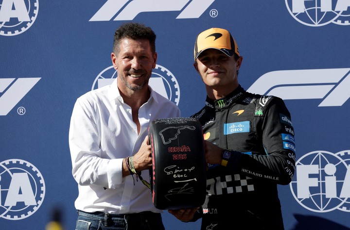 Lando Norris con Diego Simeone. (REUTER)