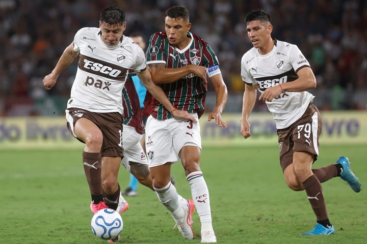 Thiago Silva en el partido ante Platense. (EFE/ Antonio Lacerda)