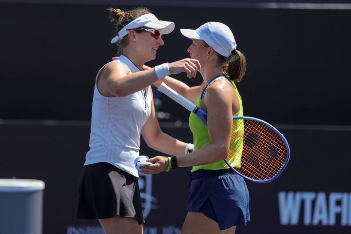 Después del partido, Podoroska y Quevedo se fundieron en un abrazo. (EFE/Sebastião Moreira)