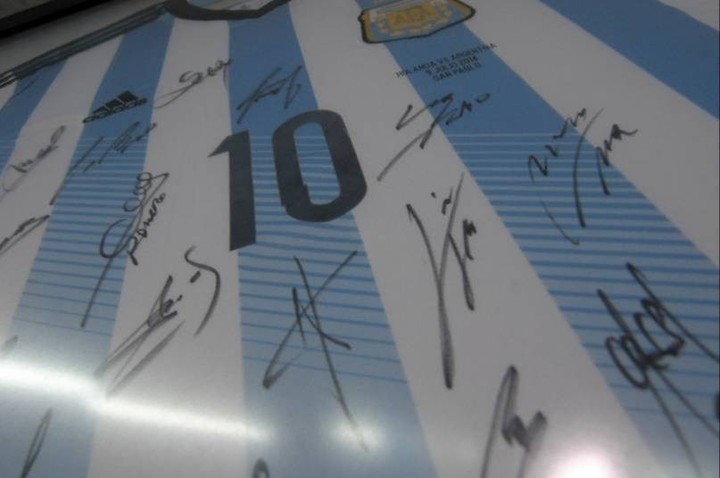 La camiseta con la firma de todos los jugadores que integraron el plantel.