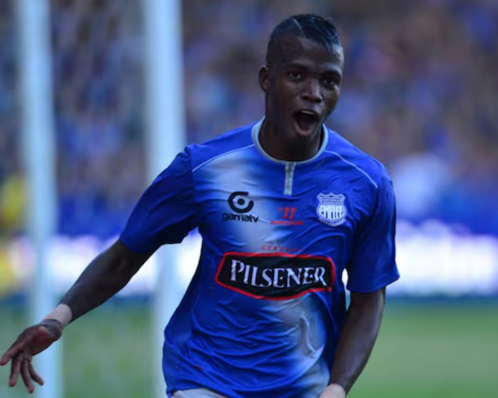 Un joven Valencia celebrando un gol en su querido Emelec.