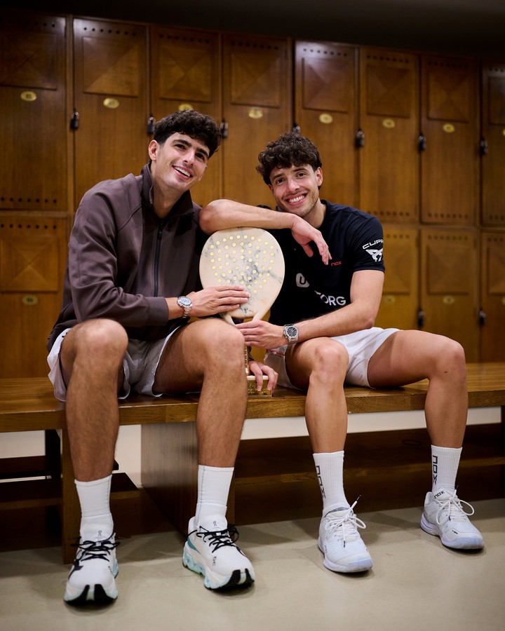 Arturo Coello y Agustín Tapia, felices con el trofeo tras ganar el Major de París.
(@premierpadel en X).
