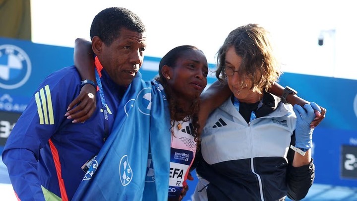 Tigist Assefa terminó la Maratón de Berlín con el tendón de Aquiles roto (REUTERS/Lisi Niesner).
