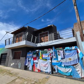 La casa de Messi está a metros de la Villa Suramericana y es un santuario para todas las delegaciones