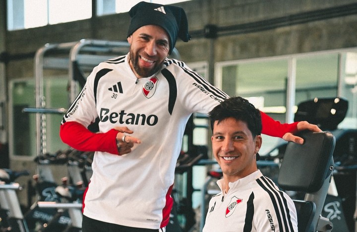 Otamendi y Ponzio, a pura sonrisa en el Camp. Prensa River.