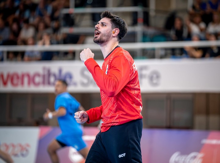 Agustín Forlino, una de las piezas clave del triunfo argentino ante Uruguay.
(@CAHandball en X).