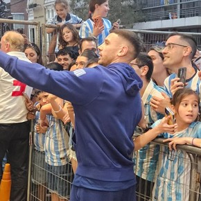 Racing ya está en Rosario: mucha ilusión y buena onda del plantel con los hinchas