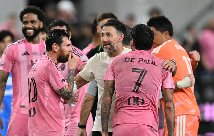 Messi, el Kily y De Paul (AFP).