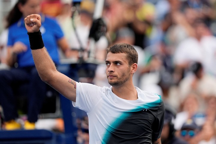 Flavio Cobolli festeja tras ganar el partido (Reuters).