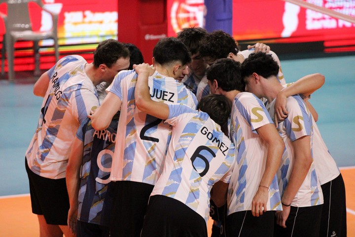 Argentina perdió este viernes la final ante Chile y se quedó con la plata en los Suramericanos.
(@Voley_FeVA en X).