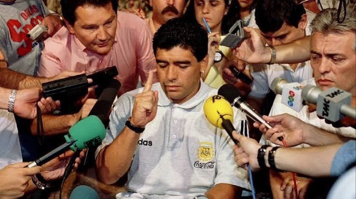 El día que Diego Maradona comunicó su doping en 1994. A la derecha de la foto, Marcos Franchi.