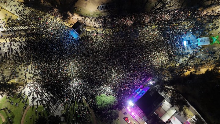 Imágenes cenitales de los Fan Fest en el Día de la Primavera, con gente por todas partes.
(Prensa Jeugos Suramericanos).