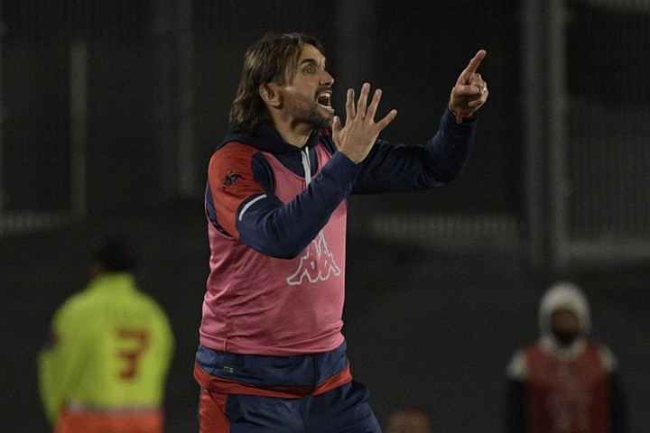 Diego Martínez dando indicaciones - River vs Tigre 2022 (Photo by JUAN MABROMATA / AFP).