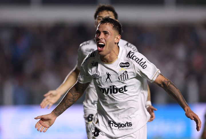 Santos sacó ventaja de cara a la vuelta (REUTERS/Alex Silva).