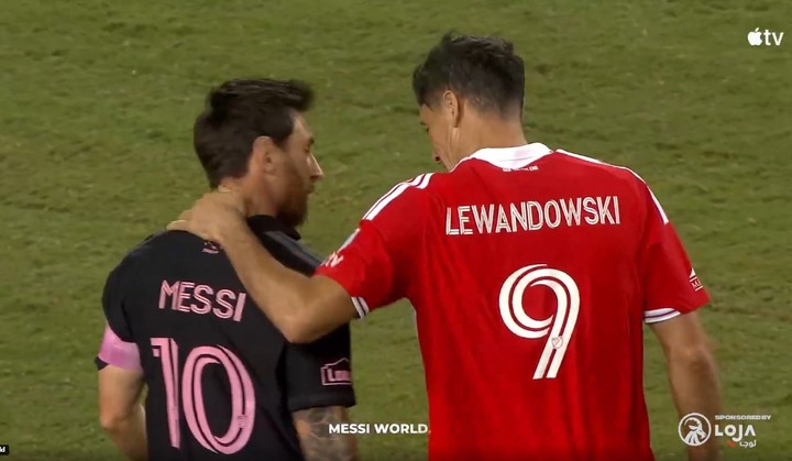 Messi habla con Lewandowski. Buena onda.