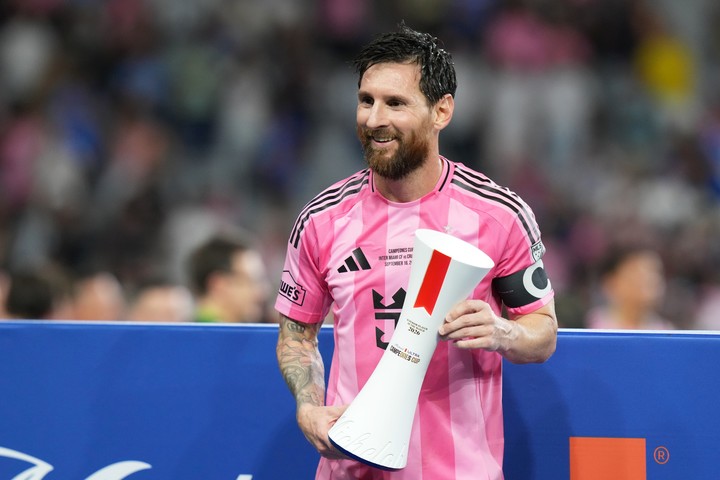 Messi con el trofeo al MVP (AP).