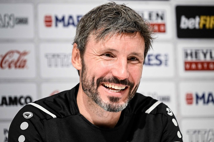 Mark van Bommel durante una rueda de prensa del club de fútbol belga Royal Antwerp FC. (AFP)