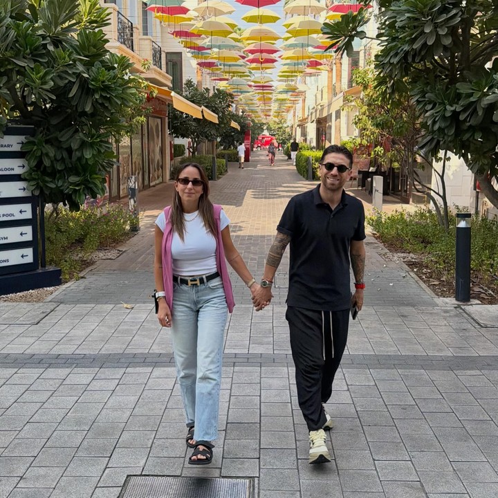 El Papu Gómez junto a su mujer.