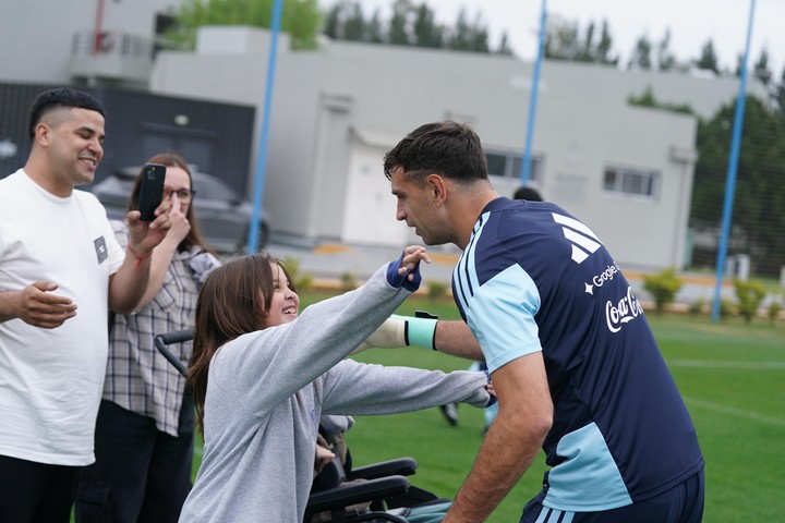La visita de Benja al predio de Ezeiza movilizó a toda la Selección Argentina (Prensa AFA).