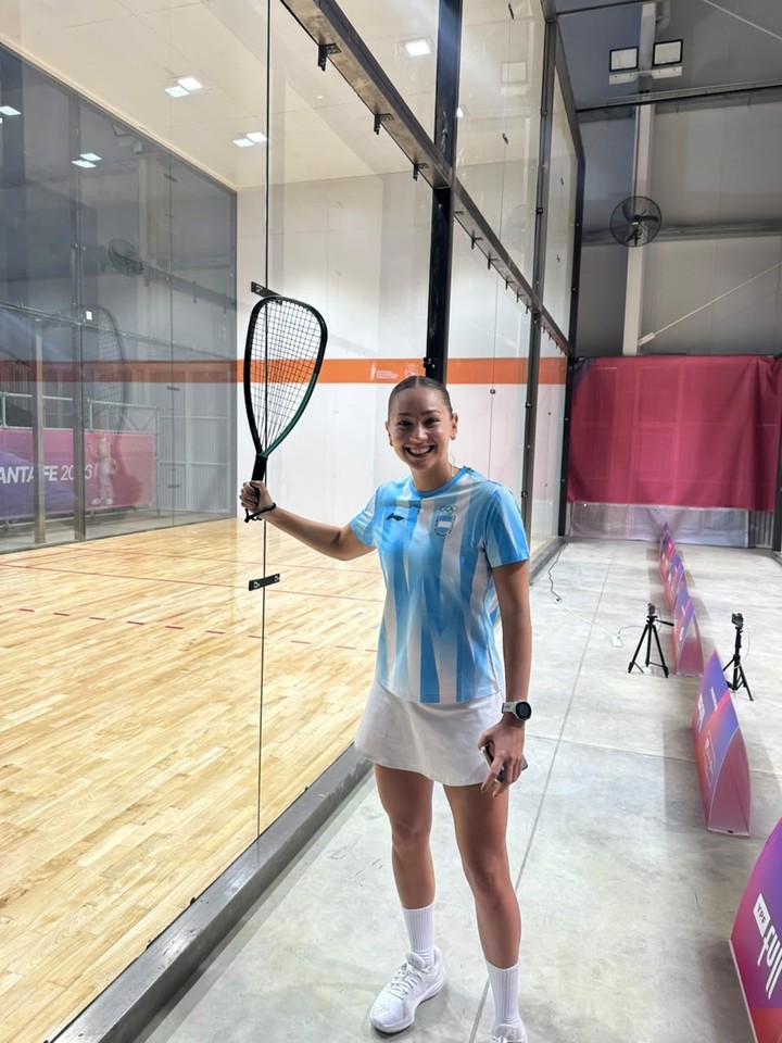 Natalia Méndez posó tras avanzar a la final de racquetball en los Juegos Suramericanos.
