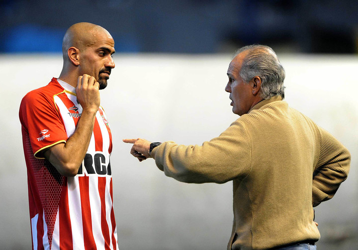 Alejandro Sabella junto a Juan Sebastián Verón. (Foto: Raul Ferrari/Télam)