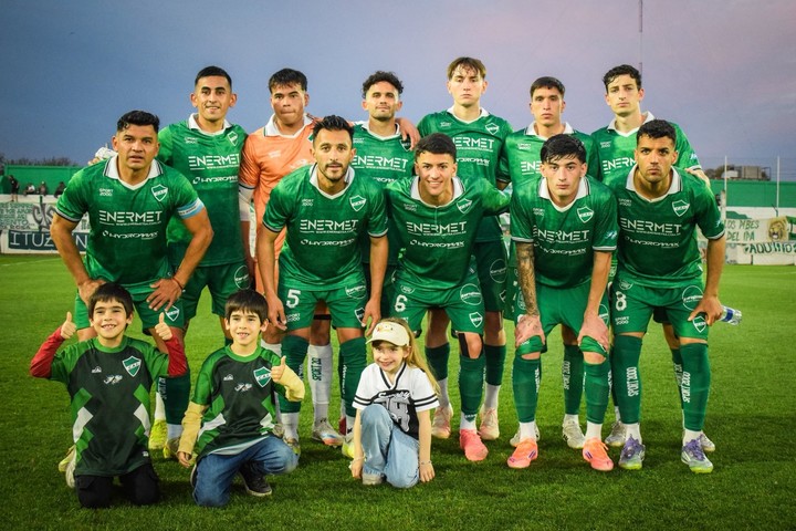 Ituzaingó salió a la cancha descendido. (Twitter @ItuzaingoPrensa)